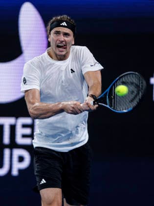 (260105) -- SYDNEY, Jan. 5, 2026 -- Alexander Zverev of Germany hits a return during the men s singles match against Hubert Hurkacz of Poland in the Group F round robin match between Poland and Germany at the 2026 United Cup tennis tournament in Sydney, Australia, Jan. 5, 2026. ) (SP)AUSTRALIA-SYDNEY-TENNIS-UNITED CUP-GER VS POL MaxPing 
