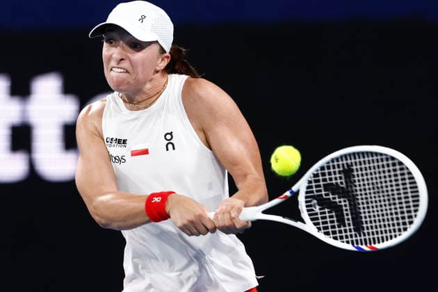 TENNIS UNITED CUP SYDNEY, Iga Swiatek of team Poland plays a backhand in her Group F singles match against Eva Lys of Team Germany during day four of the 2026 United Cup at Ken Rosewall Arena in Sydney, Monday, January 5, 2026. ( NO ARCHIVING, EDITORIAL USE ONLY SYDNEY NEW SOUTH WALES AUSTRALIA  Copyright: xMARKxEVANSx 20260105113977906109