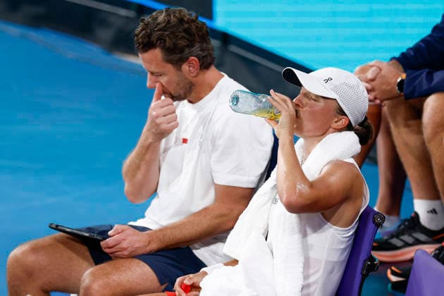 TENNIS UNITED CUP SYDNEY, Iga Swiatek of team Poland has a drink during her Group F singles match against Eva Lys of Team Germany on day four of the 2026 United Cup at Ken Rosewall Arena in Sydney, Monday, January 5, 2026. ( NO ARCHIVING, EDITORIAL USE ONLY SYDNEY NEW SOUTH WALES AUSTRALIA  Copyright: xMARKxEVANSx 20260105185406474663