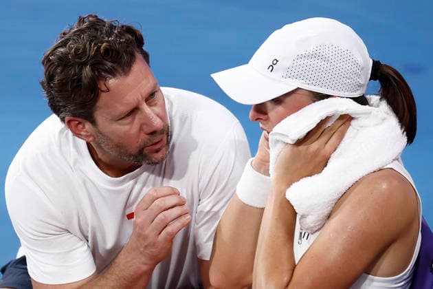 TENNIS UNITED CUP SYDNEY, Team Poland captain Mateusz speaks to Iga Swiatek of team Poland in her Group F singles match against Eva Lys of Team Germany during day four of the 2026 United Cup at Ken Rosewall Arena in Sydney, Monday, January 5, 2026. ( NO ARCHIVING, EDITORIAL USE ONLY SYDNEY NEW SOUTH WALES AUSTRALIA  Copyright: xMARKxEVANSx 20260105150717170768