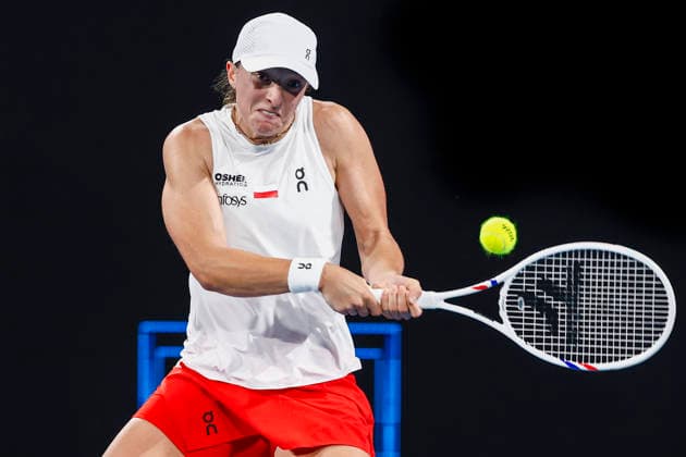 TENNIS UNITED CUP SYDNEY, Iga Swiatek of team Poland plays a backhand in her Group F singles match against Eva Lys of Team Germany during day four of the 2026 United Cup at Ken Rosewall Arena in Sydney, Monday, January 5, 2026. ( NO ARCHIVING, EDITORIAL USE ONLY SYDNEY NEW SOUTH WALES AUSTRALIA  Copyright: xMARKxEVANSx 20260105122873376385