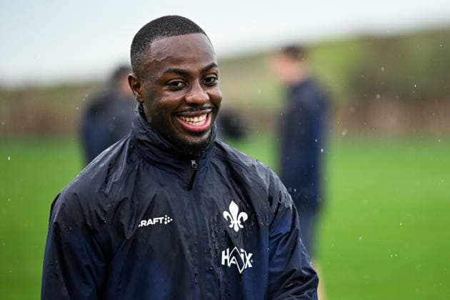 Merveille Papela (SV Darmstadt 1898, 21) lachend beim Training, ESP, SV Darmstadt 98, Fussball, 2. Bundesliga, Trainingslager in El Saler, 2. Tag, 05.01.2026. ESP, SV Darmstadt 98, Fussball, 2. Bundesliga, Trainingslager in El Saler, 2. Tag El Saler