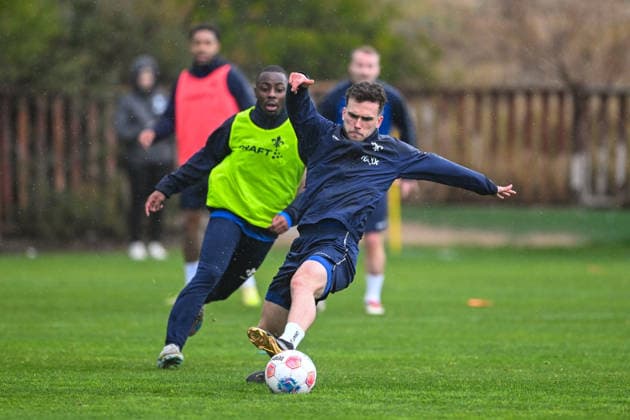 Sergio Lopez (SV Darmstadt 1898, 02) am Ballm, dahinter Merveille Papela (SV Darmstadt 1898, 21), ESP, SV Darmstadt 98, Fussball, 2. Bundesliga, Trainingslager in El Saler, 2. Tag, 05.01.2026. ESP, SV Darmstadt 98, Fussball, 2. Bundesliga, Trainingslager in El Saler, 2. Tag El Saler