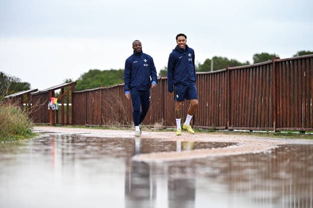 Merveille Papela (SV Darmstadt 1898, 21) und Jean‘Paul Boetius (SV Darmstadt 1898, 10) kommen zum Training, ESP, SV Darmstadt 98, Fussball, 2. Bundesliga, Trainingslager in El Saler, 2. Tag, 05.01.2026. ESP, SV Darmstadt 98, Fussball, 2. Bundesliga, Trainingslager in El Saler, 2. Tag El Saler