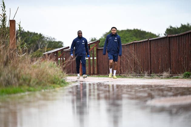 Merveille Papela (SV Darmstadt 1898, 21) und Jean‘Paul Boetius (SV Darmstadt 1898, 10) kommen zum Training, ESP, SV Darmstadt 98, Fussball, 2. Bundesliga, Trainingslager in El Saler, 2. Tag, 05.01.2026. ESP, SV Darmstadt 98, Fussball, 2. Bundesliga, Trainingslager in El Saler, 2. Tag El Saler