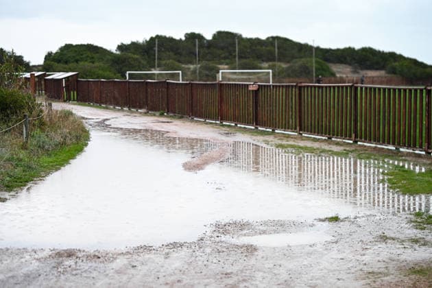 Vor dem Trainingsplatz hat sich Wasser angesammelt. ESP, SV Darmstadt 98, Fussball, 2. Bundesliga, Trainingslager in El Saler, 2. Tag, 05.01.2026. ESP, SV Darmstadt 98, Fussball, 2. Bundesliga, Trainingslager in El Saler, 2. Tag El Saler