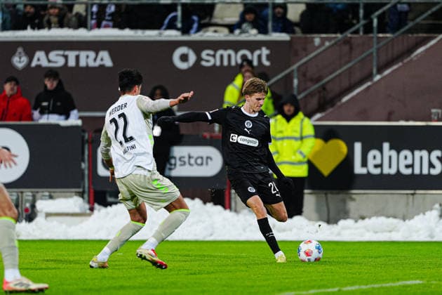 Julian Malatini (SV Werder Bremen, 22), Erik Ahlstrand (FC St. Pauli, 20) GER, FC St. Pauli vs. SV Werder Bremen, Testspiel, Saison 2025 2026, 04.01.2026 GER, FC St. Pauli vs. SV Werder Bremen, Testspiel, Saison 2025 2026, 04.01.2026 Hamburg Copyright: xEibner-Pressefoto MarcelxvonxFehrnx EP_MFN