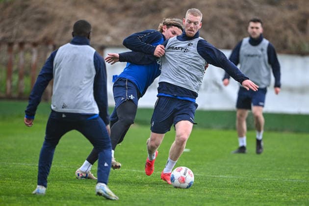 Kai Klefisch (SV Darmstadt 1898, 17) im Zweikampf mit Fynn Lakenmacher (SV Darmstadt 1898, 19), ESP, SV Darmstadt 98, Fussball, 2. Bundesliga, Trainingslager in El Saler, 2. Tag, 05.01.2026. ESP, SV Darmstadt 98, Fussball, 2. Bundesliga, Trainingslager in El Saler, 2. Tag El Saler