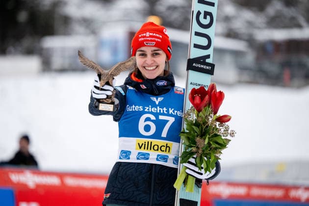FREITAG Selina (Deutschland) jubelt auf dem Podium bei der Siegerehrung ueber Platz 3, AUT, FIS Viessmsann Skisprung Weltcup Villach, Wettkampf Frauen, Saison 2025 2026, 05.01.2026 AUT, FIS Viessmsann Skisprung Weltcup Villach, Frauen, Saison 2025 2026, 05.01.2026 Villach *** FREITAG Selina Germany cheers on the podium at the award ceremony for 3rd place, AUT, FIS Viessmann Ski Jumping World Cup Villach, Womens competition, 2025 2026 season, 05 01 2026 AUT, FIS Viessmann Ski Jumping World Cup Villach, Women, 2025 2026 season, 05 01 2026 Villach Copyright: xEibner-Pressefoto Memmlerx EP_MMR