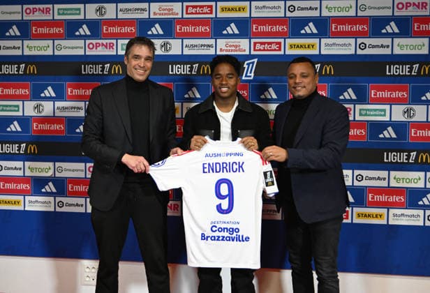 Michael GERLINGER, Mathieu LOUIS-JEAN sports director of Lyon AND Brazilian Endrick poses with his jersey as he takes part in his official presentation press conference, PK, Pressekonferenz Michael GERLINGER, Mathieu LOUIS-JEAN sports director of Lyon AND Brazilian Endrick poses with his jersey as he takes part in his official presentation press conference at the OL training centre in Lyon, France, on January 5, 2026. LYONFrance  Copyright: xMouradxAllilix