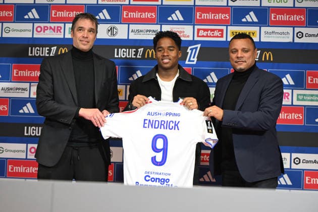 Michael GERLINGER, Mathieu LOUIS-JEAN sports director of Lyon AND Brazilian Endrick poses with his jersey as he takes part in his official presentation press conference, PK, Pressekonferenz Michael GERLINGER, Mathieu LOUIS-JEAN sports director of Lyon AND Brazilian Endrick poses with his jersey as he takes part in his official presentation press conference at the OL training centre in Lyon, France, on January 5, 2026. LYONFrance  Copyright: xMouradxAllilix