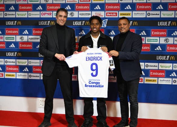 Michael GERLINGER, Mathieu LOUIS-JEAN sports director of Lyon AND Brazilian Endrick poses with his jersey as he takes part in his official presentation press conference, PK, Pressekonferenz Michael GERLINGER, Mathieu LOUIS-JEAN sports director of Lyon AND Brazilian Endrick poses with his jersey as he takes part in his official presentation press conference at the OL training centre in Lyon, France, on January 5, 2026. LYONFrance  Copyright: xMouradxAllilix