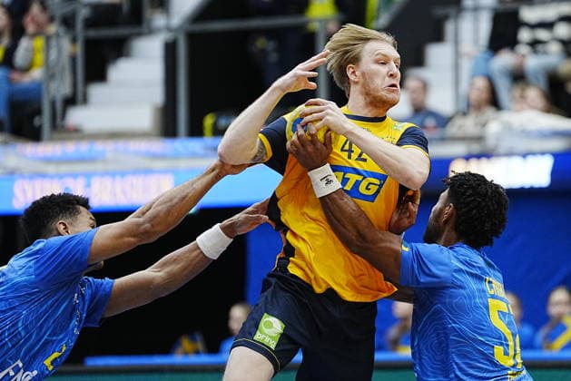 JÖNKÖPING, SVERIGE 20260105 Sveriges Eric Johansson mot Brasiliens Vinicios Carvalho och Edney Oliveira under mandagens träningslandskampen i handboll mellan Sverige och Brasilien i Husqvarna Garden. JÖNKÖPING SVERIGE x9200x Copyright: xBjörnxLarssonxRosvall TTx HANDBOLL SVERIGE-BRASILIEN