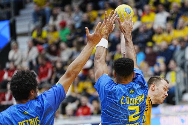 JÖNKÖPING, SWEDEN 20260105 Sweden s Felix Claar scores during Monday s international handball friendly match between Sweden and Brazil at Husqvarna Garden. JÖNKÖPING SWEDEN x9200x Copyright: xBjörnxLarssonxRosvall TTx HANDBALL SWEDEN-BRAZIL