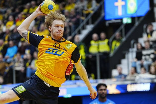 JÖNKÖPING, SWEDEN 20260105 Sweden s Eric Johansson against Brazil s Vinicios Carvalho and Edney Oliveira during Monday s international handball training match between Sweden and Brazil at Husqvarna Garden. JÖNKÖPING SWEDEN x9200x Copyright: xBjörnxLarssonxRosvall TTx HANDBALL SWEDEN-BRAZIL