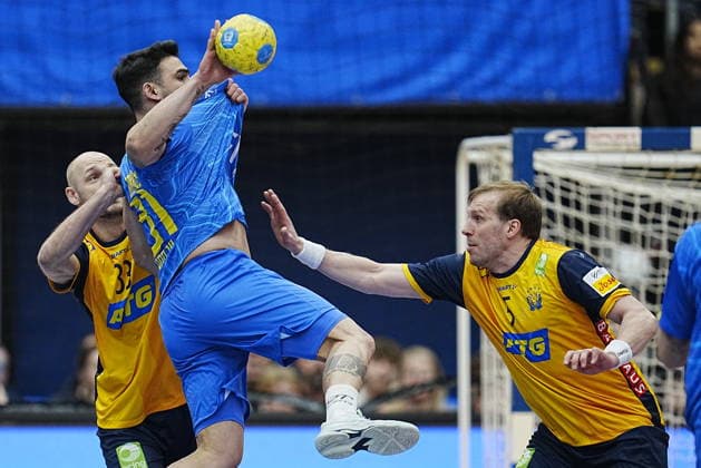 JÖNKÖPING, SVERIGE 20260105 Brasiliens Denys Barros mot Sveriges Lukas Sandell och Max Darj under mandagens träningslandskampen i handboll mellan Sverige och Brasilien i Husqvarna Garden. JÖNKÖPING SVERIGE x9200x Copyright: xBjörnxLarssonxRosvall TTx HANDBOLL SVERIGE-BRASILIEN