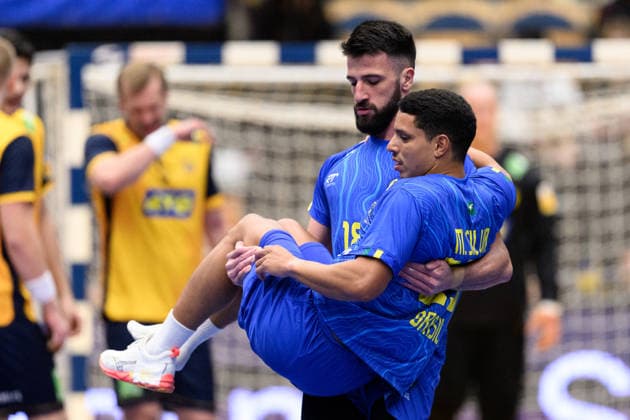 260105 Guilherme Miguel Laranjeiro Torriani and Marcos Antonio da Silva of Brazil with a injury during the International Friendly, Länderspiel, Nationalmannschaft between Sweden and Brazil on January 5, 2026 in Jönköping. Photo: Carl Sandin BILDBYRAN kod CS CS0829 handball handboll handball international friendly sverige sweden brasilien bbeng Copyright: CARLxSANDIN BB260105CS009