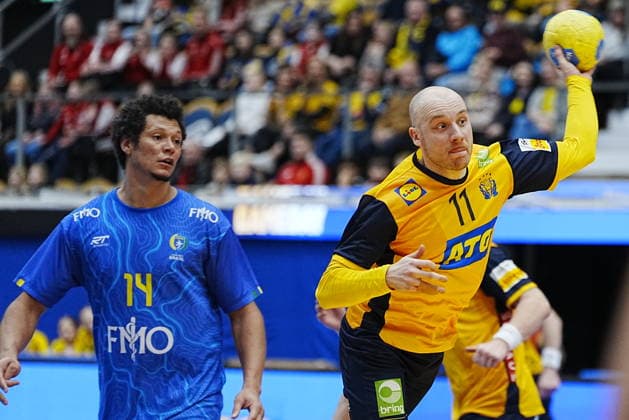 JÖNKÖPING, SVERIGE 20260105 Sveriges Daniel Pettersson och Brasiliens Thiagus Petrus (tv) under mandagens träningslandskampen i handboll mellan Sverige och Brasilien i Husqvarna Garden. JÖNKÖPING SVERIGE x9200x Copyright: xBjörnxLarssonxRosvall TTx HANDBOLL SVERIGE-BRASILIEN