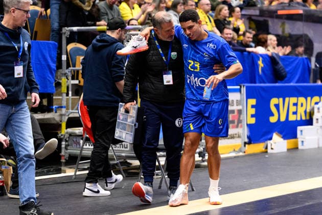 260105 Marcos Antonio da Silva of Brazil in pain during the International Friendly, Länderspiel, Nationalmannschaft between Sweden and Brazil on January 5, 2026 in Jönköping. Photo: Carl Sandin BILDBYRAN kod CS CS0829 handball handboll handball international friendly sverige sweden brasilien bbeng Copyright: CARLxSANDIN BB260105CS012