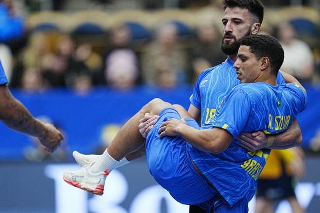 JÖNKÖPING, SWEDEN 20260105 Brazil s Marcos Antonio da Silva is injured and is carried out by Guilherme Torriani during the friendly handball match between Sweden and Brazil at Husqvarna Garden, Jonkoping, Sweden, January 05, 2025. JÖNKÖPING SWEDEN x9200x Copyright: xBjörnxLarssonxRosvall TTx HANDBALL SWEDEN-BRAZIL