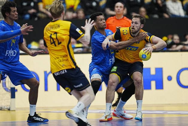 JÖNKÖPING, SVERIGE 20260105 Sveriges Albin Lagergren och Brasiliens Edney Oliveira (tv) under mandagens träningslandskampen i handboll mellan Sverige och Brasilien i Husqvarna Garden. JÖNKÖPING SVERIGE x9200x Copyright: xBjörnxLarssonxRosvall TTx HANDBOLL SVERIGE-BRASILIEN