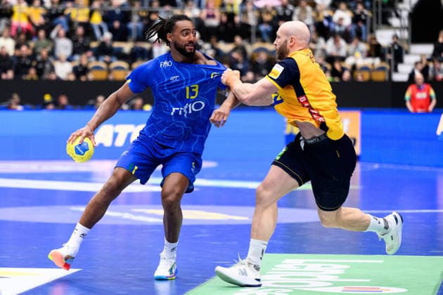 260105 Rogerio Moraes Ferreira of Brazil and Oscar Bergendahl of Sweden during the International Friendly, Länderspiel, Nationalmannschaft between Sweden and Brazil on January 5, 2026 in Jönköping. Photo: Carl Sandin BILDBYRAN kod CS CS0829 handball handboll handball international friendly sverige sweden brasilien bbeng Copyright: CARLxSANDIN BB260105CS019