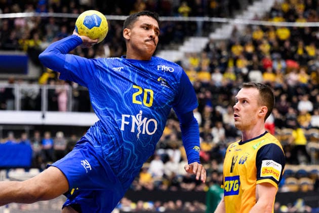260105 Gustavo Andrade da Silva of Brazil and Felix Claar of Sweden during the International Friendly, Länderspiel, Nationalmannschaft between Sweden and Brazil on January 5, 2026 in Jönköping. Photo: Carl Sandin BILDBYRAN kod CS CS0829 handball handboll handball international friendly sverige sweden brasilien bbeng Copyright: CARLxSANDIN BB260105CS020