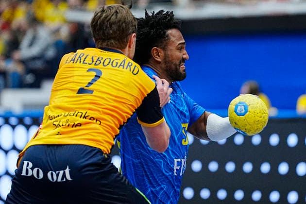 JÖNKÖPING, SWEDEN 20260105 Brazil s Vinicios Carvalho and Sweden s Jonathan Carlsbogard during the friendly handball match between Sweden and Brazil at Husqvarna Garden, Jonkoping, Sweden, January 05, 2025. JÖNKÖPING SWEDEN x9200x Copyright: xBjörnxLarssonxRosvall TTx HANDBALL SWEDEN-BRAZIL