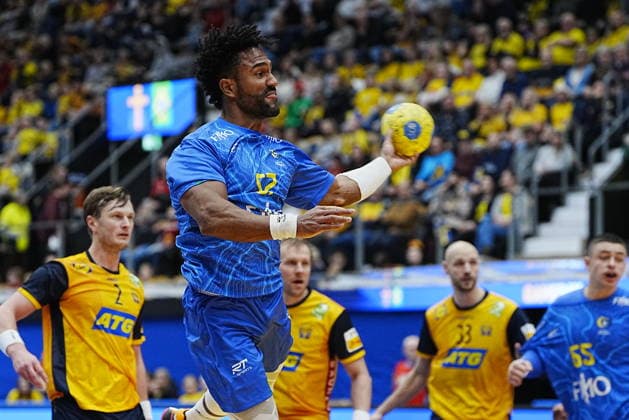 JÖNKÖPING, SVERIGE 20260105 Brasiliens Vinicios Carvalho gör mal under mandagens träningslandskampen i handboll mellan Sverige och Brasilien i Husqvarna Garden. JÖNKÖPING SVERIGE x9200x  Copyright: xBjörnxLarssonxRosvall TTx HANDBOLL SVERIGE-BRASILIEN
