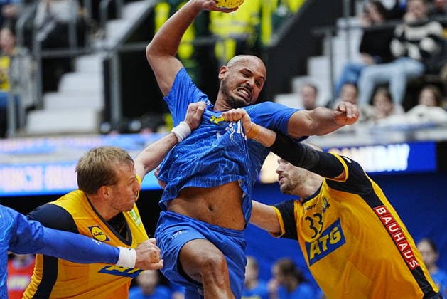 JÖNKÖPING, SVERIGE 20260105 Brasiliens Tarcisio Freitas mot Sveriges Max Darj och Lukas Sandell under mandagens träningslandskampen i handboll mellan Sverige och Brasilien i Husqvarna Garden. JÖNKÖPING SVERIGE x9200x Copyright: xBjörnxLarssonxRosvall TTx HANDBOLL SVERIGE-BRASILIEN