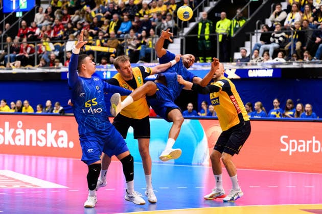 260105 Max Darj and Lukas Sandell of Sweden against Tarcisio Freitas Oliveira of Brazil during the International Friendly, Länderspiel, Nationalmannschaft between Sweden and Brazil on January 5, 2026 in Jönköping. Photo: Carl Sandin BILDBYRAN kod CS CS0829 handball handboll handball international friendly sverige sweden brasilien bbeng Copyright: CARLxSANDIN BB260105CS028