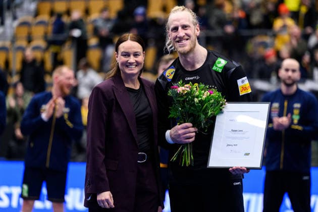 260105 Goalkeeper Mikael Apelgren of Sweden is awarded player of the match after the International Friendly, Länderspiel, Nationalmannschaft between Sweden and Brazil on January 5, 2026 in Jönköping. Photo: Carl Sandin BILDBYRAN kod CS CS0829 handball handboll handball international friendly sverige sweden brasilien bbeng Copyright: CARLxSANDIN BB260105CS031
