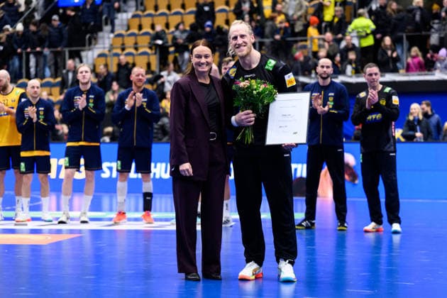 260105 Goalkeeper Mikael Apelgren of Sweden is awarded player of the match after the International Friendly, Länderspiel, Nationalmannschaft between Sweden and Brazil on January 5, 2026 in Jönköping. Photo: Carl Sandin BILDBYRAN kod CS CS0829 handball handboll handball international friendly sverige sweden brasilien bbeng Copyright: CARLxSANDIN BB260105CS032