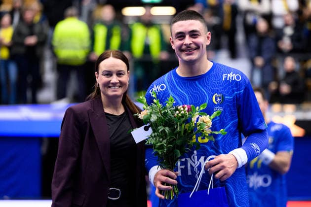 260105 Guilherme Borges Moraes Silva of Brazil is awarded player of the match after the International Friendly, Länderspiel, Nationalmannschaft between Sweden and Brazil on January 5, 2026 in Jönköping. Photo: Carl Sandin BILDBYRAN kod CS CS0829 handball handboll handball international friendly sverige sweden brasilien bbeng Copyright: CARLxSANDIN BB260105CS033
