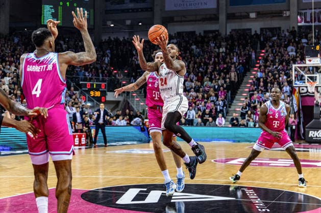 Cobe Williams (BMA365 Baskets Bamberg, 24) vs Michael Kessens (Telekom Baskets Bonn, 06), Jeff Garrett Jr. (Telekom Baskets Bonn, 04), Tylan Birts (Telekom Baskets Bonn, 05) Telekom Baskets Bonn vs. BMA365 Baskets Bamberg, Basketball, easy Credit BBL, 14. Spieltag, 2025 2026, 05.01.2026 Telekom Baskets Bonn vs. BMA365 Baskets Bamberg, easy Credit BBL, 14. Spieltag, 2025 2026, 05.01.2026 Bonn Copyright: xEibner-Pressefoto GerhardxWingenx EP_GWR