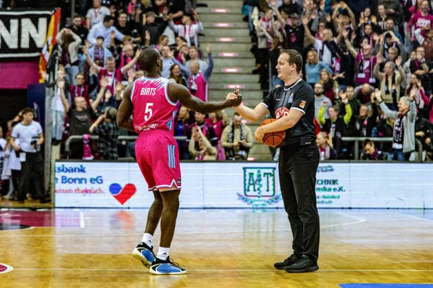 Tylan Birts (Telekom Baskets Bonn, 05) beim ShakeHand mit dem Schiedsrichter Telekom Baskets Bonn vs. BMA365 Baskets Bamberg, Basketball, easy Credit BBL, 14. Spieltag, 2025 2026, 05.01.2026 Telekom Baskets Bonn vs. BMA365 Baskets Bamberg, easy Credit BBL, 14. Spieltag, 2025 2026, 05.01.2026 Bonn Copyright: xEibner-Pressefoto GerhardxWingenx EP_GWR