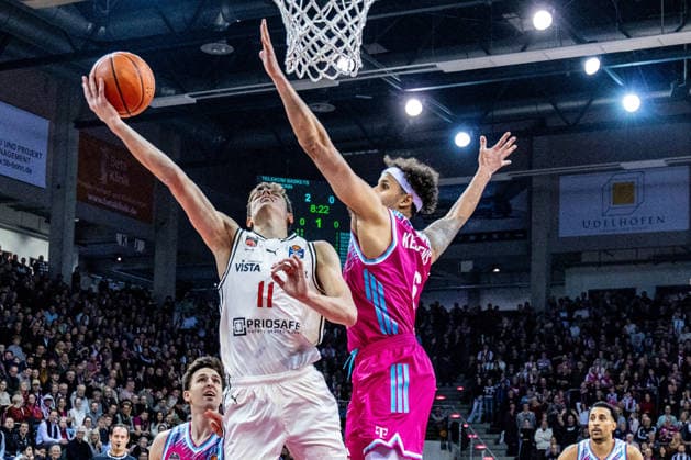 Richard Balint (BMA365 Baskets Bamberg, 11) vs Michael Kessens (Telekom Baskets Bonn, 06) am Korb Telekom Baskets Bonn vs. BMA365 Baskets Bamberg, Basketball, easy Credit BBL, 14. Spieltag, 2025 2026, 05.01.2026 Telekom Baskets Bonn vs. BMA365 Baskets Bamberg, easy Credit BBL, 14. Spieltag, 2025 2026, 05.01.2026 Bonn Copyright: xEibner-Pressefoto GerhardxWingenx EP_GWR