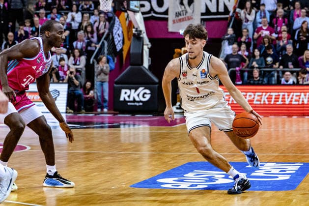 Der ehemalige Bonner Spieler Zachary Ensminger (BMA365 Baskets Bamberg, 1) vs Tylan Birts (Telekom Baskets Bonn, 05) Telekom Baskets Bonn vs. BMA365 Baskets Bamberg, Basketball, easy Credit BBL, 14. Spieltag, 2025 2026, 05.01.2026 Telekom Baskets Bonn vs. BMA365 Baskets Bamberg, easy Credit BBL, 14. Spieltag, 2025 2026, 05.01.2026 Bonn Copyright: xEibner-Pressefoto GerhardxWingenx EP_GWR