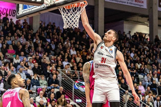 Daniel Keppeler (BMA365 Baskets Bamberg, 31) legt den Ball in den Korg, Jeff Garrett Jr. (Telekom Baskets Bonn, 04) schaut zu Telekom Baskets Bonn vs. BMA365 Baskets Bamberg, Basketball, easy Credit BBL, 14. Spieltag, 2025 2026, 05.01.2026 Telekom Baskets Bonn vs. BMA365 Baskets Bamberg, easy Credit BBL, 14. Spieltag, 2025 2026, 05.01.2026 Bonn Copyright: xEibner-Pressefoto GerhardxWingenx EP_GWR
