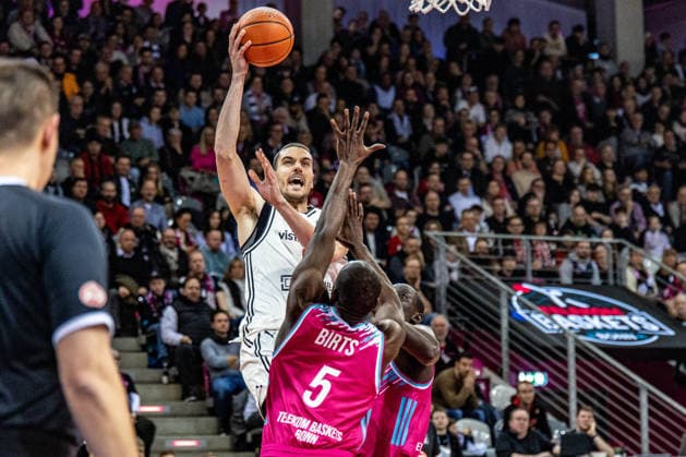 Daniel Keppeler (BMA365 Baskets Bamberg, 31) springt am Korb hoch, Tylan Birts (Telekom Baskets Bonn, 05) Telekom Baskets Bonn vs. BMA365 Baskets Bamberg, Basketball, easy Credit BBL, 14. Spieltag, 2025 2026, 05.01.2026 Telekom Baskets Bonn vs. BMA365 Baskets Bamberg, easy Credit BBL, 14. Spieltag, 2025 2026, 05.01.2026 Bonn Copyright: xEibner-Pressefoto GerhardxWingenx EP_GWR