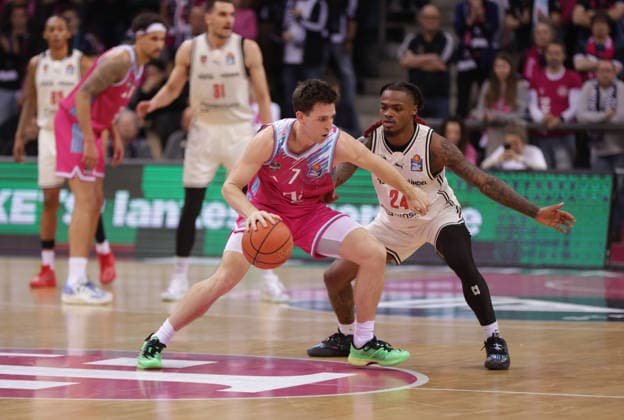 Grayson Murphy (Bonn) am Ball gegen Cobe Williams (Bamberg), Telekom Baskets Bonn vs Bamberg Baskets, easyCredit BBL, 14. Spieltag, Bonn, 05.01.2026.