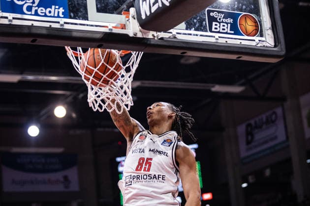 easyCredit Basketball Bundesliga, Telekom Baskets Bonn vs. BMA 365 Bamberg Baskets, 05.01.2026 Austin Crowley (BAMBERG BASKETS 85) stopft den Ball rein -- easyCredit Basketball Bundesliga, Telekom Baskets Bonn vs. BMA 365 Bamberg Baskets, 05.01.2026, Telekom Dome Bonn Copyright: xBEAUTIFULxSPORTS Derixx