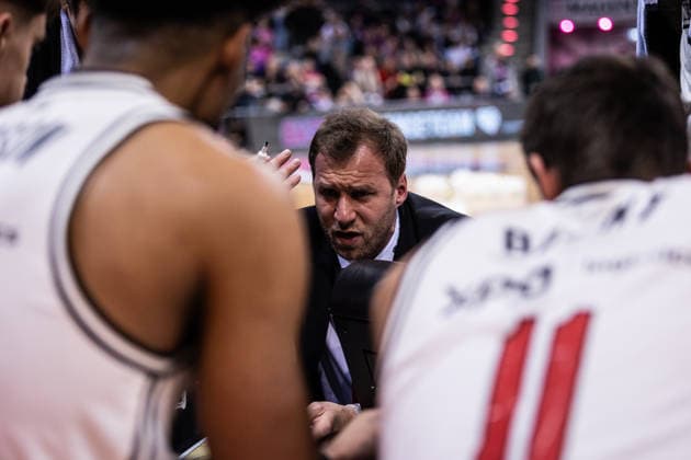 easyCredit Basketball Bundesliga, Telekom Baskets Bonn vs. BMA 365 Bamberg Baskets, 05.01.2026 Anton Gavel (BAMBERG BASKETS Head Coach) in der Auszeit -- easyCredit Basketball Bundesliga, Telekom Baskets Bonn vs. BMA 365 Bamberg Baskets, 05.01.2026, Telekom Dome Bonn Copyright: xBEAUTIFULxSPORTS Derixx