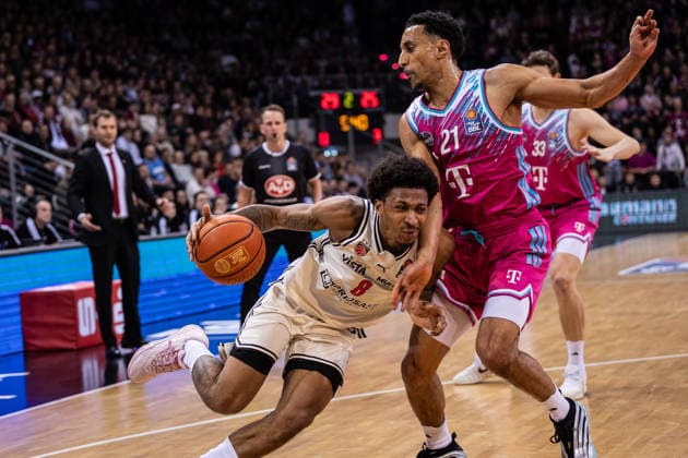 easyCredit Basketball Bundesliga, Telekom Baskets Bonn vs. BMA 365 Bamberg Baskets, 05.01.2026 Demarcus Demonia (BAMBERG BASKETS 8) und Joel Aminu (Telekom Baskets Bonn 21) -- easyCredit Basketball Bundesliga, Telekom Baskets Bonn vs. BMA 365 Bamberg Baskets, 05.01.2026, Telekom Dome Bonn Copyright: xBEAUTIFULxSPORTS Derixx