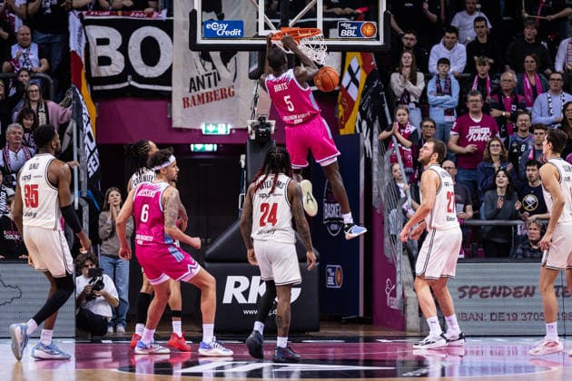 easyCredit Basketball Bundesliga, Telekom Baskets Bonn vs. BMA 365 Bamberg Baskets, 05.01.2026 Tylan Birts (Telekom Baskets Bonn 5) beim Dunking -- easyCredit Basketball Bundesliga, Telekom Baskets Bonn vs. BMA 365 Bamberg Baskets, 05.01.2026, Telekom Dome Bonn Copyright: xBEAUTIFULxSPORTS Derixx