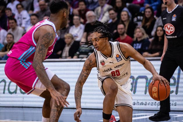 easyCredit Basketball Bundesliga, Telekom Baskets Bonn vs. BMA 365 Bamberg Baskets, 05.01.2026 Austin Crowley (BAMBERG BASKETS 85) und Jeff Garrett Jr. (Telekom Baskets Bonn 4) -- easyCredit Basketball Bundesliga, Telekom Baskets Bonn vs. BMA 365 Bamberg Baskets, 05.01.2026, Telekom Dome Bonn Copyright: xBEAUTIFULxSPORTS Derixx
