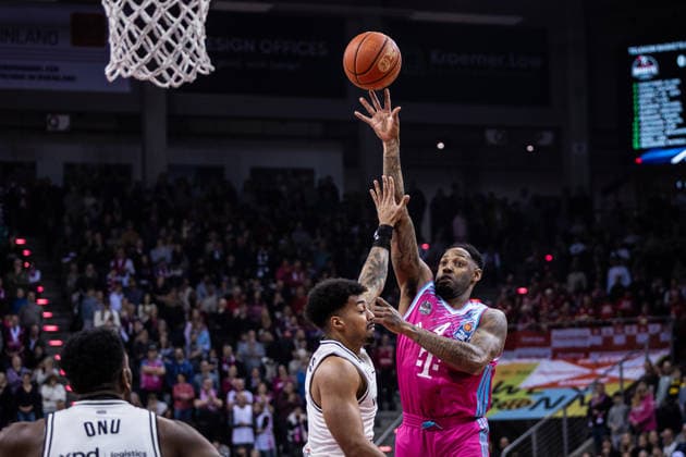 easyCredit Basketball Bundesliga, Telekom Baskets Bonn vs. BMA 365 Bamberg Baskets, 05.01.2026 Jeff Garrett Jr. (Telekom Baskets Bonn 4) punktet -- easyCredit Basketball Bundesliga, Telekom Baskets Bonn vs. BMA 365 Bamberg Baskets, 05.01.2026, Telekom Dome Bonn Copyright: xBEAUTIFULxSPORTS Derixx