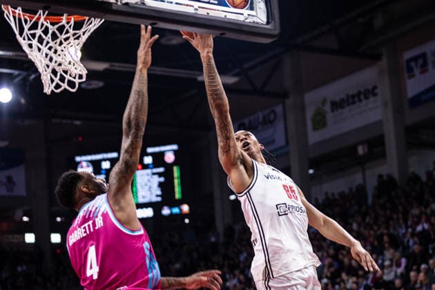 easyCredit Basketball Bundesliga, Telekom Baskets Bonn vs. BMA 365 Bamberg Baskets, 05.01.2026 Austin Crowley (BAMBERG BASKETS 85) gegen Jeff Garrett Jr. (Telekom Baskets Bonn 4) -- easyCredit Basketball Bundesliga, Telekom Baskets Bonn vs. BMA 365 Bamberg Baskets, 05.01.2026, Telekom Dome Bonn Copyright: xBEAUTIFULxSPORTS Derixx