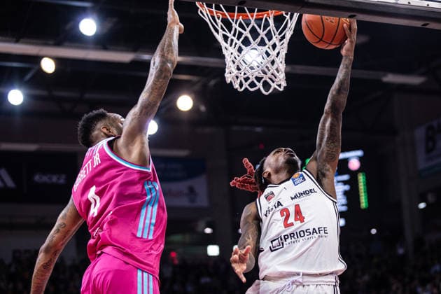 easyCredit Basketball Bundesliga, Telekom Baskets Bonn vs. BMA 365 Bamberg Baskets, 05.01.2026 Cobe Williams (BAMBERG BASKETS 24) gegen Jeff Garrett Jr. (Telekom Baskets Bonn 4) -- easyCredit Basketball Bundesliga, Telekom Baskets Bonn vs. BMA 365 Bamberg Baskets, 05.01.2026, Telekom Dome Bonn Copyright: xBEAUTIFULxSPORTS Derixx