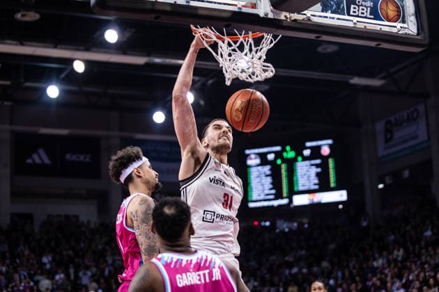 easyCredit Basketball Bundesliga, Telekom Baskets Bonn vs. BMA 365 Bamberg Baskets, 05.01.2026 Daniel Keppeler (BAMBERG BASKETS 31) beim Dunking -- easyCredit Basketball Bundesliga, Telekom Baskets Bonn vs. BMA 365 Bamberg Baskets, 05.01.2026, Telekom Dome Bonn Copyright: xBEAUTIFULxSPORTS Derixx